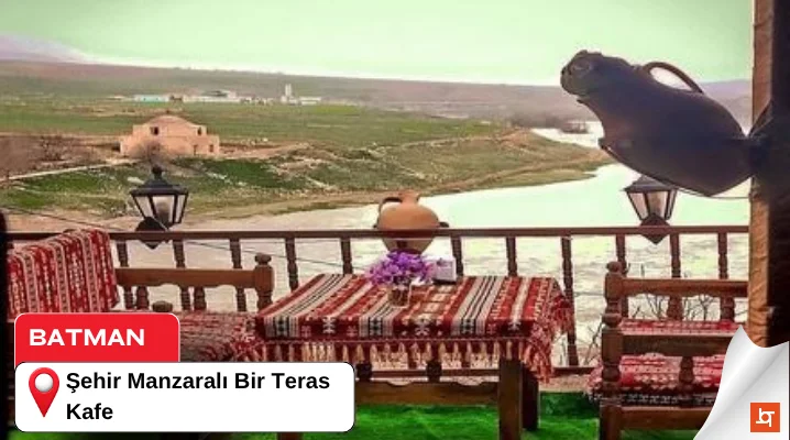 Şehir Manzaralı Bir Teras Kafe